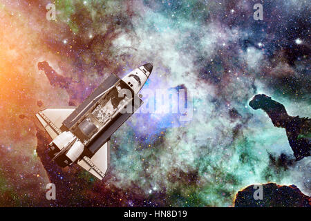 Space Shuttle über Galaxy und Raum-Nebel. Stockfoto