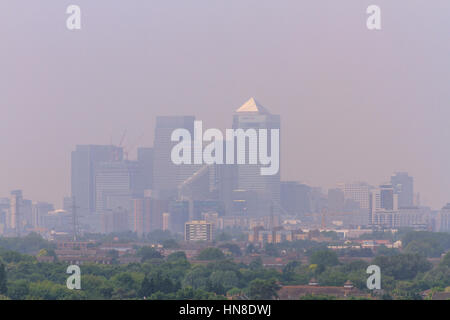Skyline von London Smog. Dunstige Tag, Smog, Luftverschmutzung über Canary Wharf London, von Becton im Osten von London gesehen, Großbritannien Stockfoto