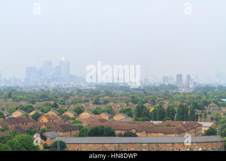 Skyline von London City Smog, dunstige Sommer Tag über die Hauptstadt, Ansicht von East London, UK Stockfoto