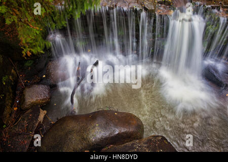 Wasserfall auf Lomnitz Fluss in Karpacz, Polen Stockfoto