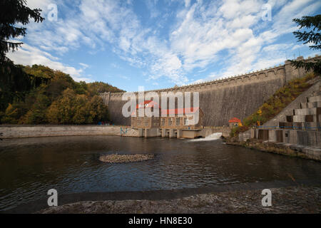 Europa, Polen, Pilchowice Dam und Wasserkraftwerk, historisches Kraftwerk aus dem Jahr 1912, Industriedenkmal in Niederschlesien. Stockfoto