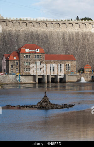 Europa, Polen, Pilchowice Dam und Wasserkraftwerk, historisches Kraftwerk aus dem Jahr 1912, Industriedenkmal in Niederschlesien. Stockfoto