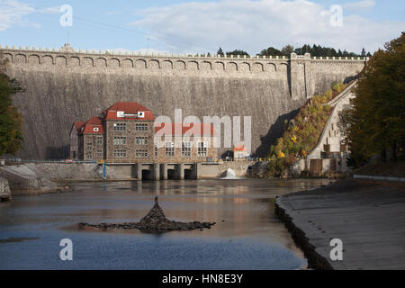 Europa, Polen, Pilchowice Dam und Wasserkraftwerk, historisches Kraftwerk aus dem Jahr 1912, Industriedenkmal in Niederschlesien. Stockfoto