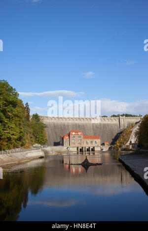 Europa, Polen, Pilchowice Dam und Wasserkraftwerk, historisches Kraftwerk aus dem Jahr 1912, Industriedenkmal in Niederschlesien. Stockfoto