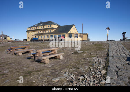 Der Dom Slaski (Schlesisches Haus)-Berghütte auf Ebene unter Berg Schneekoppe im Riesengebirge, Grenze zu Polen und Tschechien Stockfoto