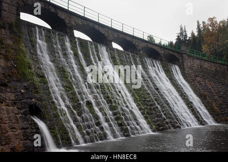 Staudamm am Fluss Lomnitz in Karpacz, Polen Stockfoto