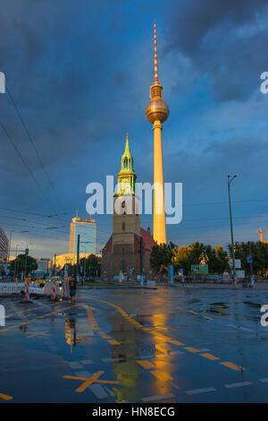 Der Fernsehturm und der Marienkirche in Berlin Stockfoto