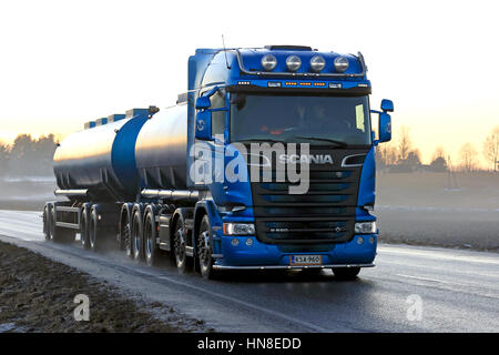 SALO, Finnland - 27. Januar 2017: Blaue Scania R580 Tankzug liefert gefälltem Calciumcarbonat Highway im Winter Sonnenuntergang. Stockfoto