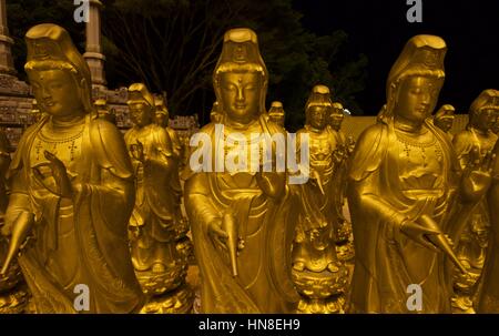 Guanyin (Kuan-Yin, Avalokiteshvara)-Bodhisattva-Statue im Kek Lok Si-Tempel beim chinesischen Neujahrsfest in Penang Stockfoto