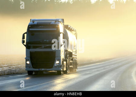 SALO, Finnland - 27. Januar 2017: Weiße Volvo FH Tank Sattelschlepper fährt entlang der Straße durch dichten Nebel sonnig bei Sonnenuntergang im Winter. Stockfoto