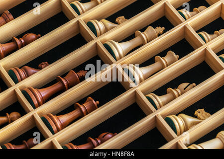 Satz von Schachfiguren in einer schönen Holzkiste deluxe version Stockfoto