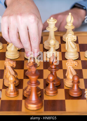 Mittleren Spiel - zieht die Hand mit dem Bauern die Chess Board Stockfoto