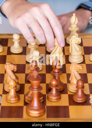 Mittleren Spiel - zieht die Hand mit dem Ritter Schach Brett Stockfoto