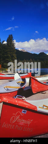 Von Lac Beauvert Kanufahren. Fairmont Jasper Park Lodge. Jasper. Alberta. Kanada Stockfoto