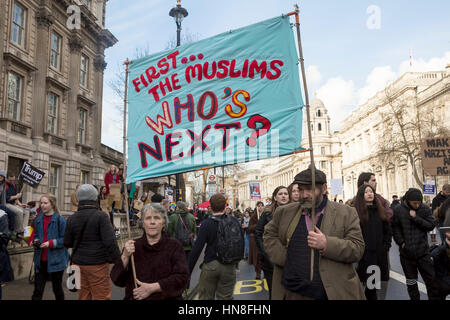 Trump März zu stoppen. Ein Protestmarsch fand in London zu fordern das Verbot von den muslimischen Ländern aufgehoben werden. Stockfoto