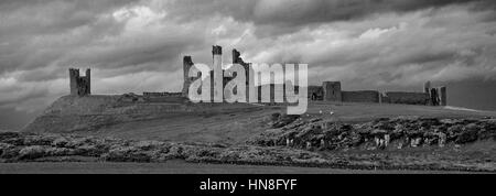 Sommer Himmel, Dunstanburgh Castle, Northumbrian Nordküste, Northumbria County, England, UK Stockfoto