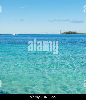 Karibische ruhigen blauen sauberes Wasser mit Leuchtturm am Horizont Stockfoto