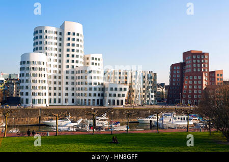 Düsseldorf - 3. April 2009: Frank Owen Gehry Neuer Zollhof Gebäude der MedienHafen mit Marina im Vordergrund. Stockfoto