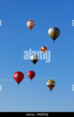 Trier, Deutschland - 2. August 2011: Heißluft Ballons in blauer Himmel, Teilnehmer des 2. jährlichen MoselBallonFiesta 2010. Stockfoto