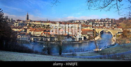 Blick auf die Altstadt ("Altstadt") von Bern, von der anderen Seite des Flusses Aare, Schweiz Stockfoto