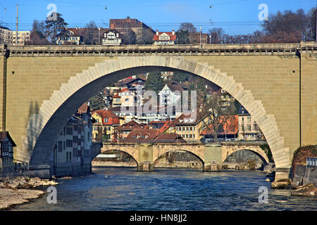 Brücken über den Fluss Aare (die Nydeggbrücke vorne, die Untertorbrücke Rücken), Bern Stadt, Schweiz. Stockfoto