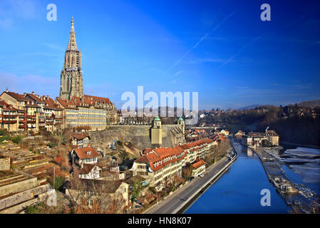 Blick auf die Altstadt (Altstadt) von Bern und den Fluss Aare mit dem Glockenturm der Münster (Kathedrale) abheben. Stockfoto