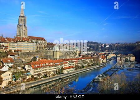 Blick auf die Altstadt (Altstadt) von Bern und den Fluss Aare mit dem Glockenturm der Münster (Kathedrale) abheben. Stockfoto