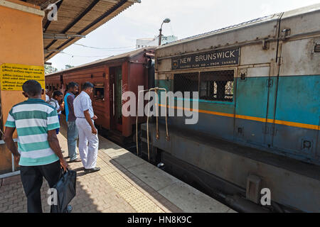 Galle, Sri Lanka, 21. März 2016: Bahnhof in Galle, Zug ist ein Geschenk aus Kanada - Colombo-Plan-Hilfe. Stockfoto