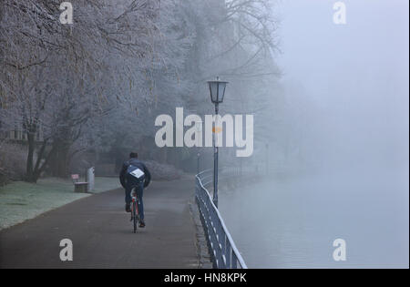 Riverside Road von Fluss Aare, Stadt Thun, Berner Oberland, Schweiz Stockfoto