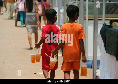 Freunde aus der Kindheit Orangensaft auf Passanten in Kambodscha zu verkaufen Stockfoto