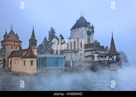 Die Oberhofen Burg, Thunersee, Berner Oberland Schweiz. Stockfoto