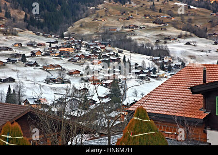 Grindelwald Dorf, im "Schatten" des Mount Eiger (3,970 m), in den Berner Alpen, Schweiz. Stockfoto