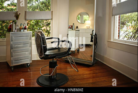 Innenraum in modernen Beauty-Salon mit Morrow Reflexionen Stockfoto