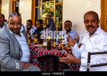 Eine Hochzeit feiern, Gäste bei einer Hochzeit, trinken Bier, Lake Ziway Ziway, Äthiopien Stockfoto
