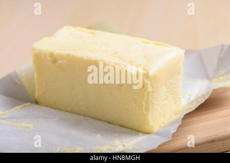 Closeup cremige Butter in seinen ausgepackt Folie Papier Stockfoto