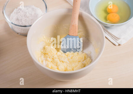 Butter und Zucker in einer Schüssel mischen Stockfoto