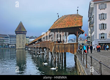 Die berühmte Kapellbrücke Kapellbrücke (''), einem überdachten Holzsteg über die Reuss in der Stadt Luzern, Schweiz Stockfoto