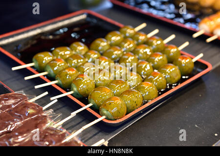 Mitarashi Dango, japanische Speise aus mochiko Stockfoto