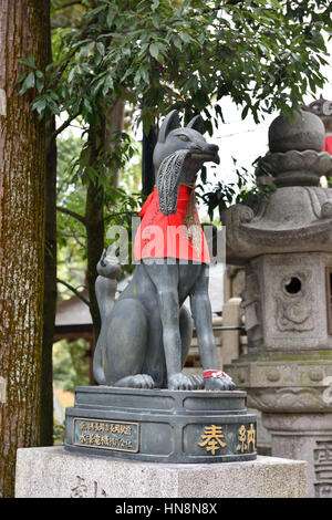 Fox-Statue im Fushimi Inari-Taisha-Schrein in Kyoto Japan Stockfoto