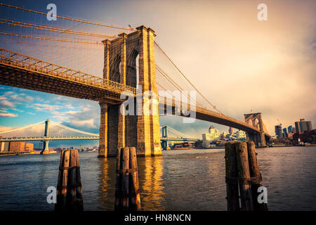 Brooklyn Bridge und Manhattan Bridge hinter East River, New York City Stockfoto