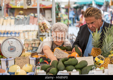 Rom, Italien - Seniorin Kasse verkaufen einen Geschäftsmann frisch produzieren in Campo de' Fiori, der ältesten und größten Freiluftmarkt in Rom. Es ist zu finden Stockfoto