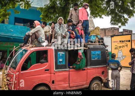 Passagiere warten auf einen Minibus in Bihar, Indien. Stockfoto