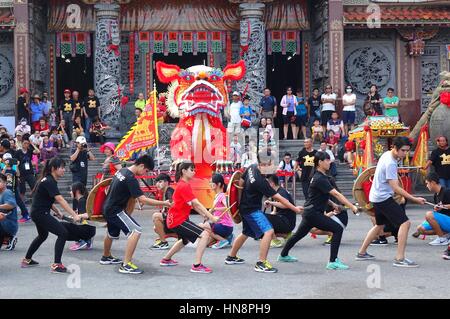 KAOHSIUNG, TAIWAN--15. Oktober 2016: junge Menschen setzen auf ein Kampfkunst-Leistung vor dem Yuan Di Tempel während der jährlichen Wannian Folk Fes Stockfoto