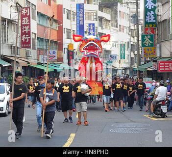 KAOHSIUNG, TAIWAN--15. Oktober 2016: die religiöse Prozession mit dem Feuer Löwe-Bildnis ist ein wesentlicher Bestandteil der jährlichen Wannian Folk Festival. Stockfoto