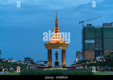 Statue von König Norodom Sihanouk in der Abenddämmerung, Phnom Penh, Kambodscha, Asien |  Statue von König-Vater Norodom Sihanouk in der Abenddämmerung, Phnom Penh, Stockfoto