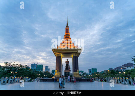 Statue von König Norodom Sihanouk in der Abenddämmerung, Phnom Penh, Kambodscha, Asien |  Statue von König-Vater Norodom Sihanouk in der Abenddämmerung, Phnom Penh, Stockfoto