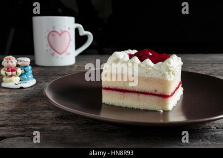 Erdbeerkuchen auf einen hölzernen Fußboden Stockfoto