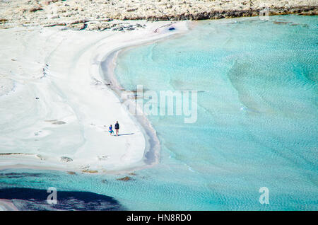 Blick auf die erstaunlichen Strand von Balos, mit einer Familie spielen am tropischen Sandstrand mit türkisfarbenem Wasser, Kreta, Griechenland Stockfoto