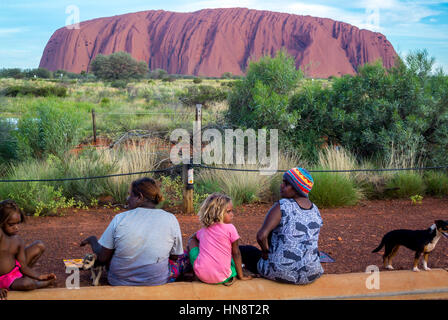 Aborigine-Volk Sonnenuntergang Ayers Rock Australien Stockfoto