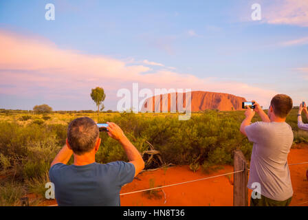 Sonnenuntergang Ayers Rock, Australien Stockfoto